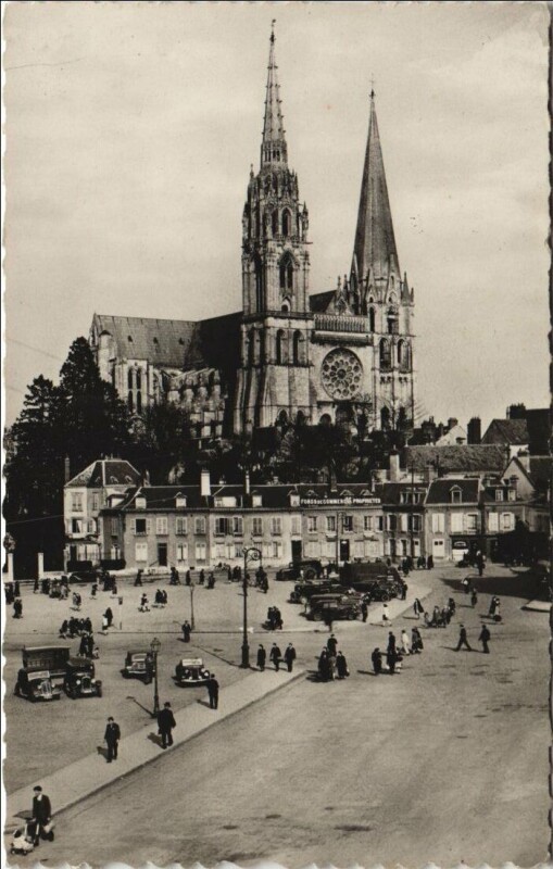 Carte postale ancienne Chartres Place Chatelet et la Cathedrale à Chartres