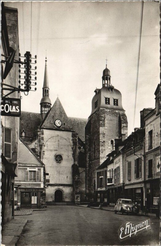 Carte postale ancienne Nogent-le-Roi Place de l'Eglise à Nogent-le-Roi