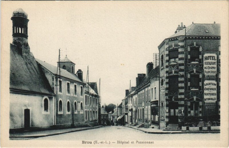 Carte postale ancienne Brou Hopital et Pensionnat