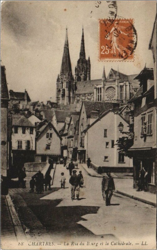 Carte postale ancienne Chartres La Rue du Bourg et la Cathedrale à Chartres