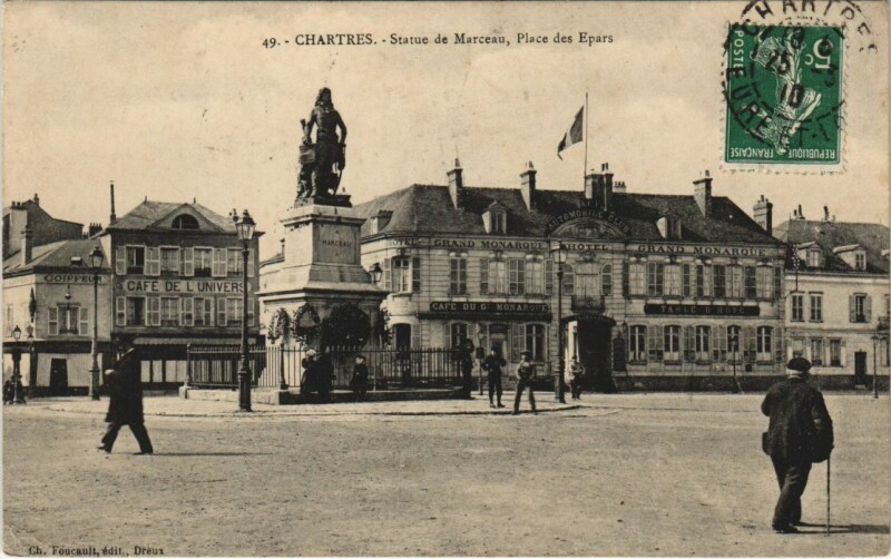 Carte postale ancienne Chartres Statue de Merceau - Place des Epars à Chartres