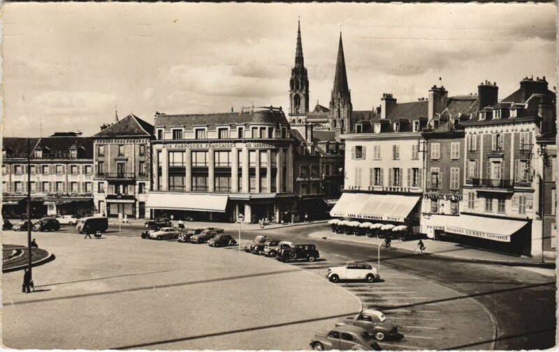 Carte postale ancienne Chartres Place des Epars vers la Cathedrale à Chartres