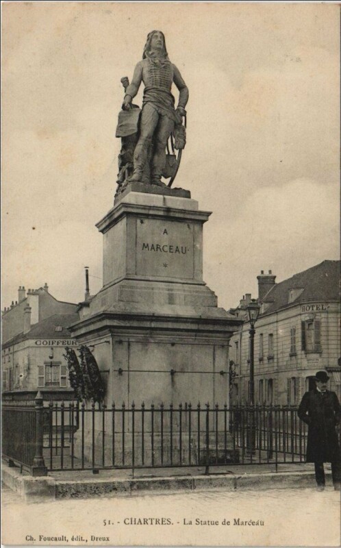 Carte postale ancienne Chartres La Statue de Marceau à Chartres
