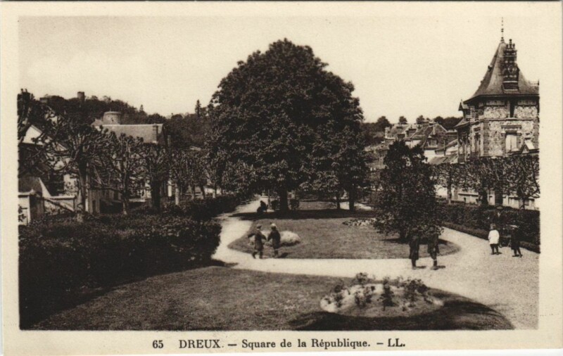 Carte postale ancienne Dreux Square de la Republique à Dreux