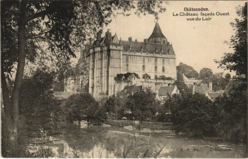 Carte postale ancienne Chateaudun Le Chateau - Facade Ouest - Vue du Loir