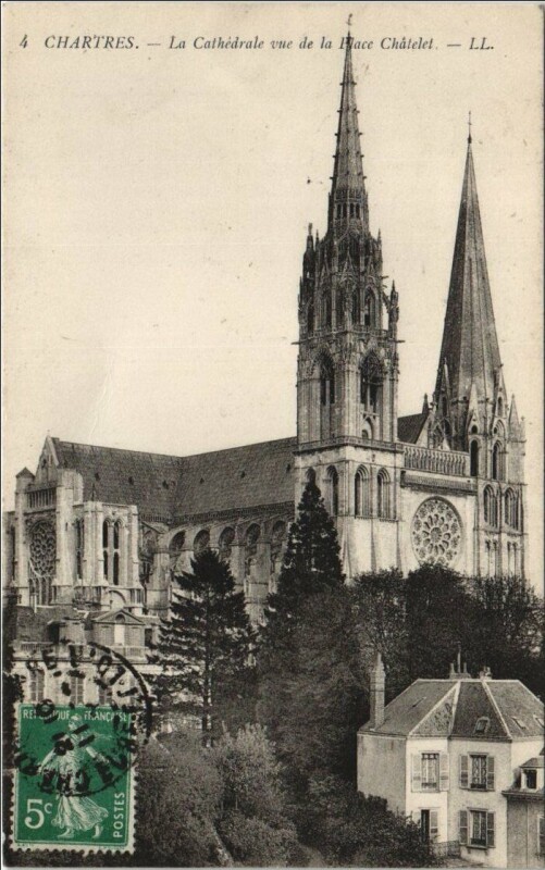 Carte postale ancienne Chartres La Cathedrale Vue de la Place Chatelet à Chartres