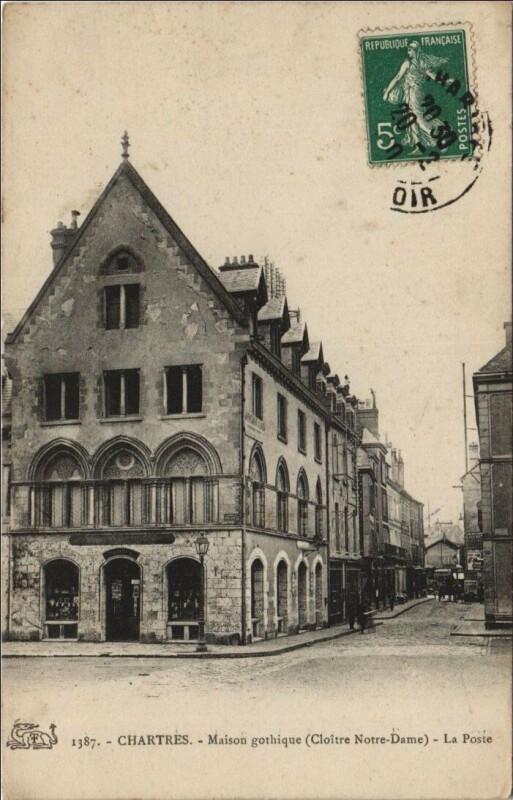 Carte postale ancienne Chartres Maison Gothique - Cloitre Notre-Dame - La Poste à Chartres