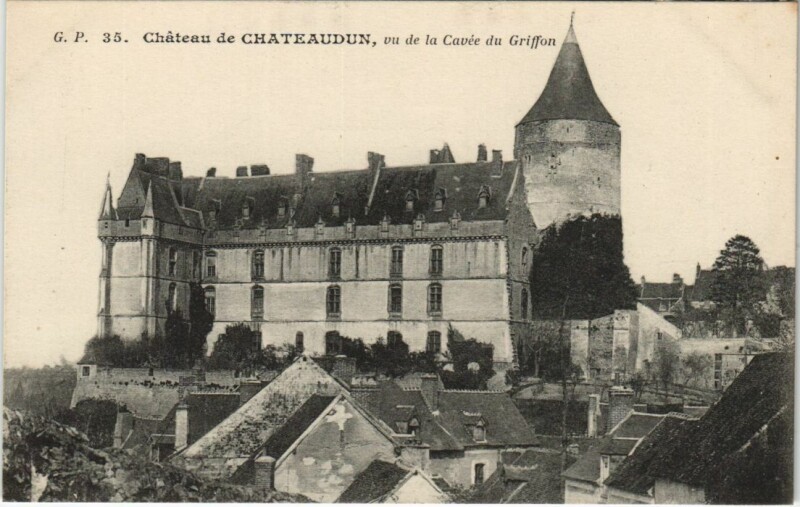 Carte postale ancienne Chateaudun Chateau - Vu de la Cavee du Griffon