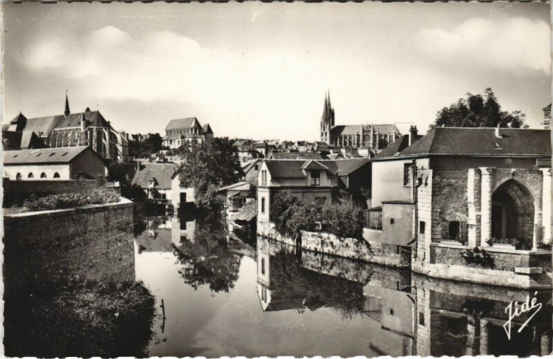 Carte postale ancienne Chartres La Cathedrale et Eglises Saint Agnan et Saint-Pierre à Chartres