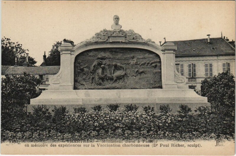 Carte postale ancienne Chartres Monument Eleve a Pasteur à Chartres