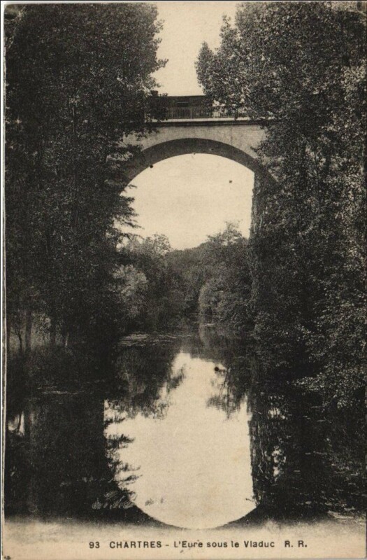 Carte postale ancienne Chartres L'Eure sous le Viaduc à Chartres