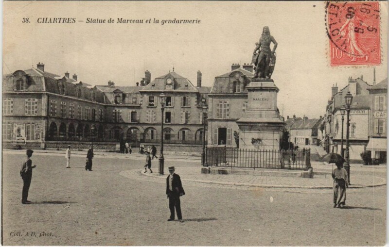 Carte postale ancienne Chartres Statue de Marceau et la gendarmerie France à Chartres