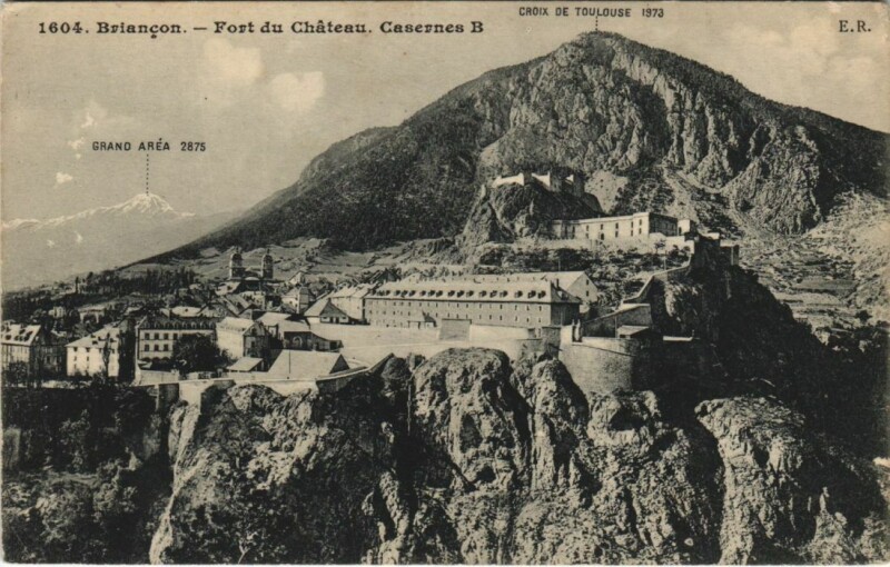Carte postale ancienne Briancon Fot du Chateau, Casernes B France