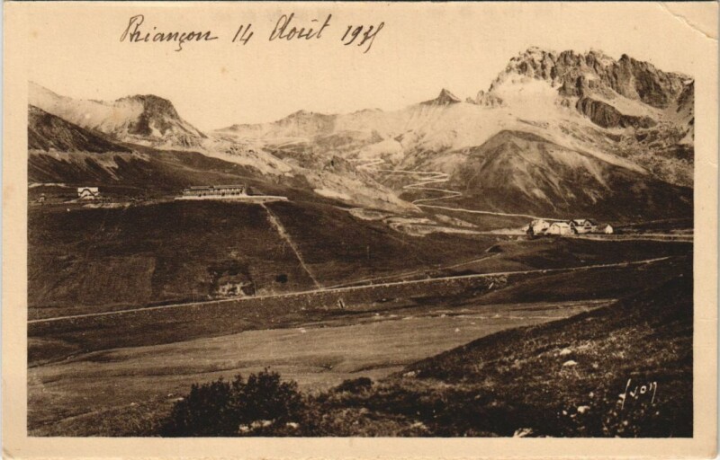 Carte postale ancienne Briancon La route en lacets vers le Col France