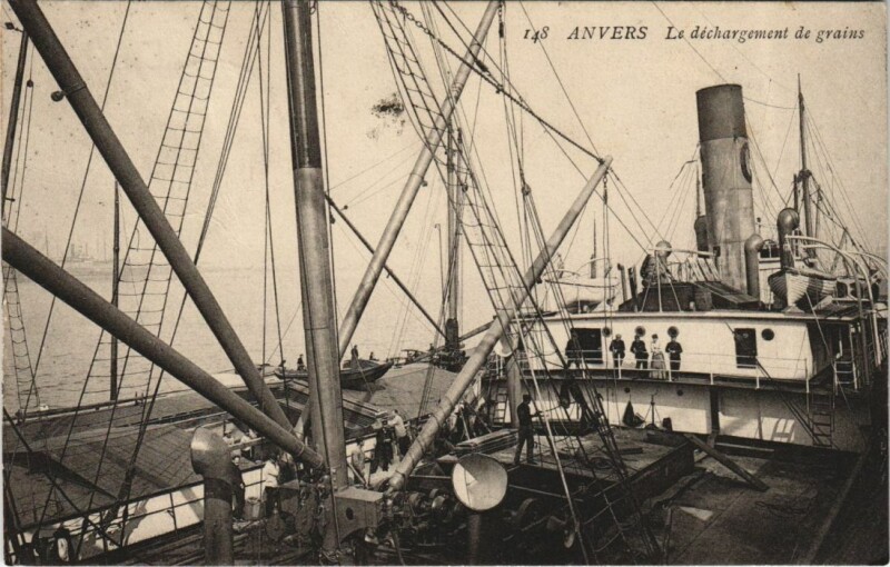 Carte postale ancienne Anvers - Le Dechargement de Grains Ships