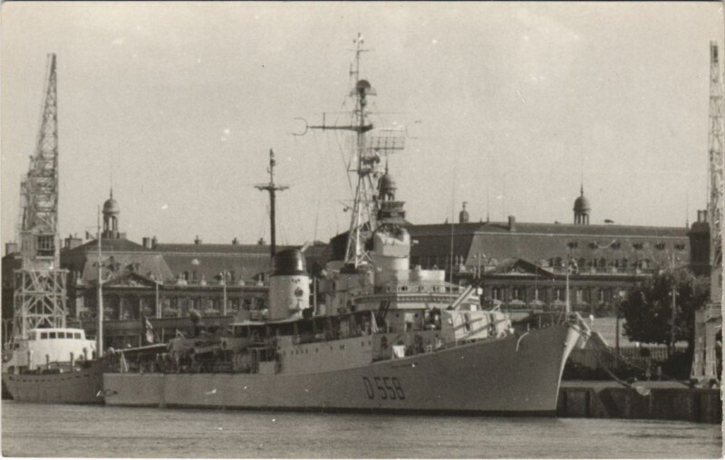 Carte postale ancienne Warship in the Harbour Ships
