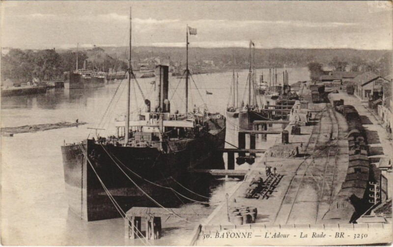 Carte postale ancienne Bayonne - L'Adour - La Rade Ships