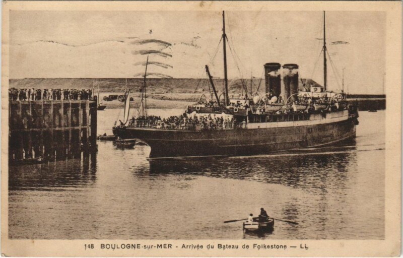 Carte postale ancienne Boulogne-sur-Mer - Arrivee du Bateau de Folkestone Ships