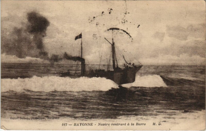 Carte postale ancienne Bayonne - Navire Rentrant a la Barre Ships