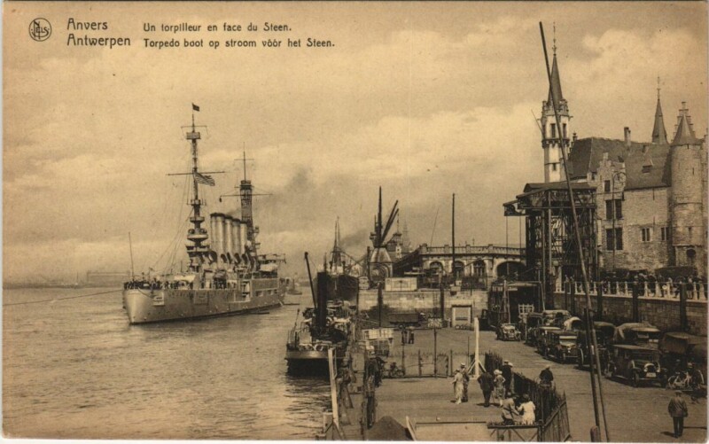 Carte postale ancienne Anvers - Un Torpilleur en Face du Steen Ships