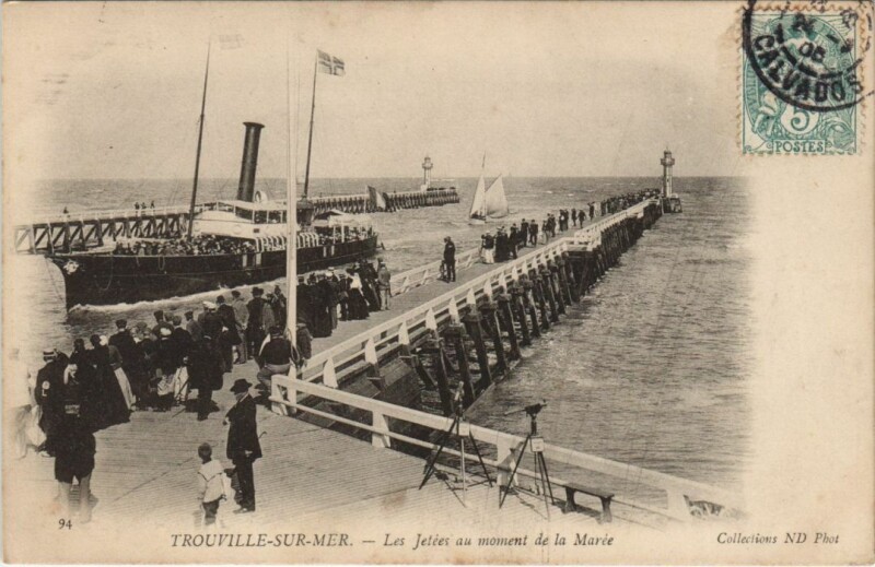 Carte postale ancienne Trouville-sur-Mer - Les Jetees au Moment de la Maree Ships