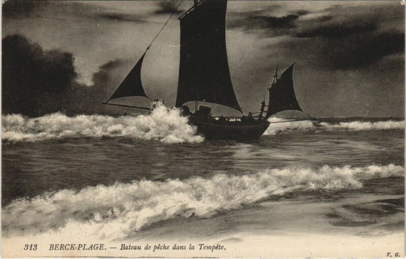 Carte postale ancienne Berck-Plage - Bateau de Peche dans la Tempete Ships