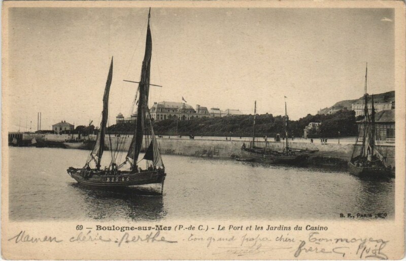 Carte postale ancienne Boulogne-sur-Mer - Le Port et les Jardins du Casino Ships