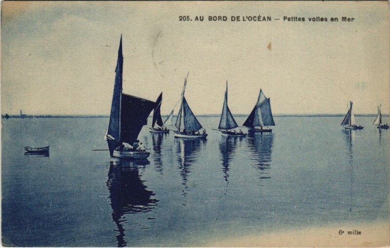 Carte postale ancienne Au Bord de l'Ocean - Petites Voiles en Mer - Sailboats Ships