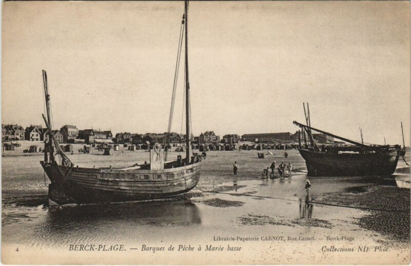 Carte postale ancienne Berck-Plage - Barques de Peche a Maree Basse Ships