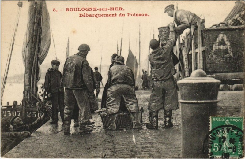 Carte postale ancienne Boulogne-sur-Mer - Debarquement du Poisson Ships