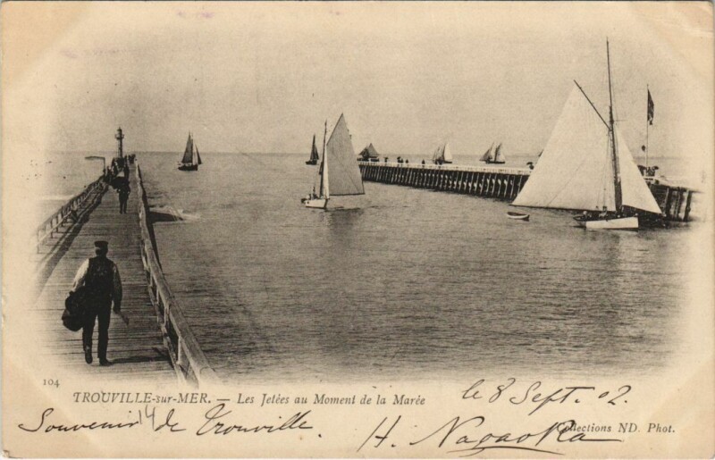Carte postale ancienne Trouville-sur- Mer - Les Jetees au Moment de la Maree Ships