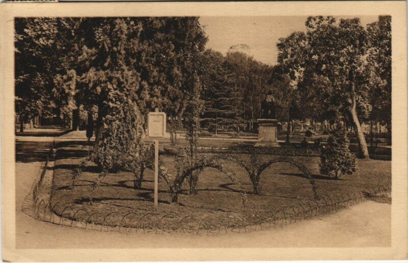 Carte postale ancienne Moulins Square de la Republique, Statue de Banville à Moulins