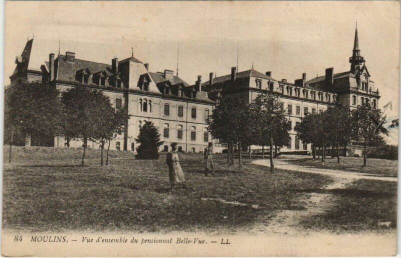 Carte postale ancienne Moulins vue d'ensemble du pensionnat Belle Vue à Moulins