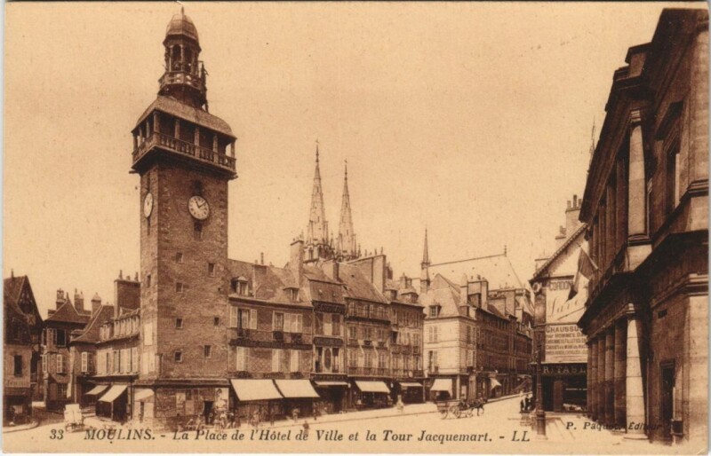 Carte postale ancienne Moulins Place de l'Hotel de Ville ,Tour Jacquemart à Moulins