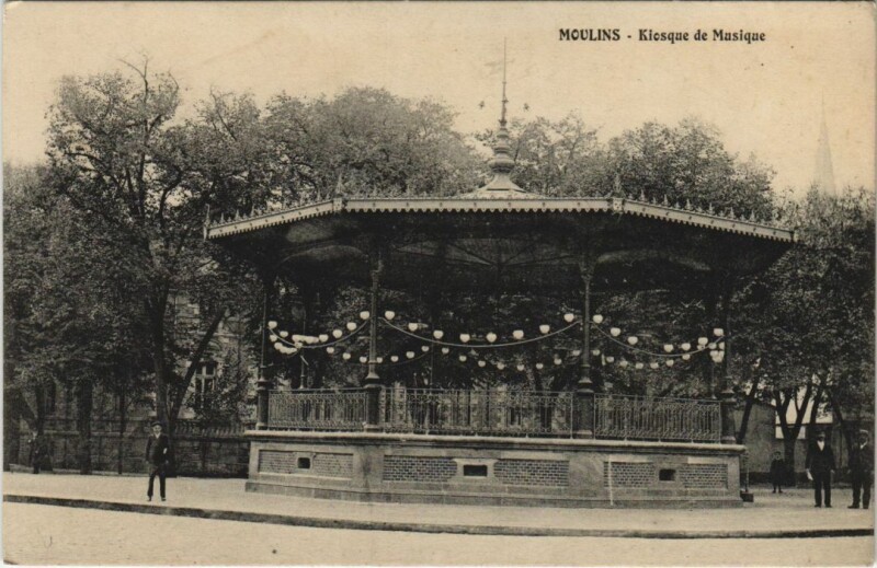 Carte postale ancienne Moulins Kiosque de Musique à Moulins