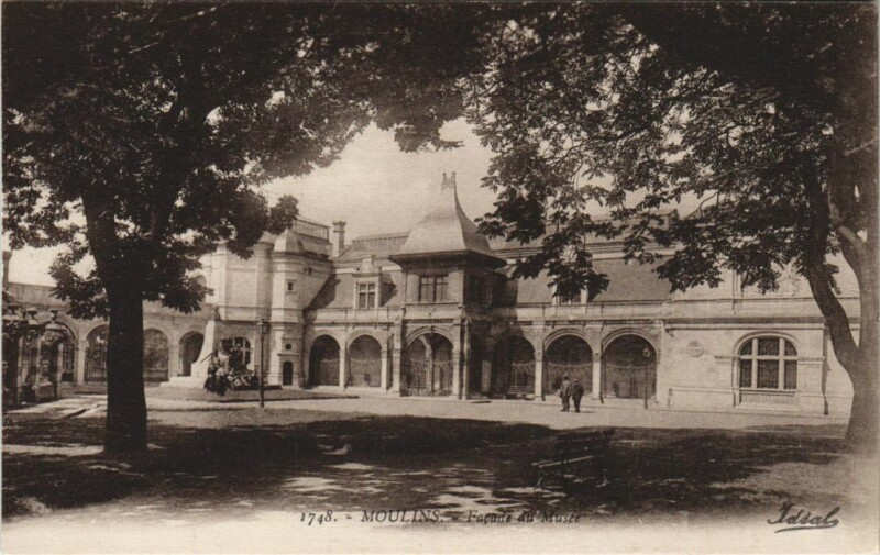 Carte postale ancienne Moulins Facade du Musee à Moulins