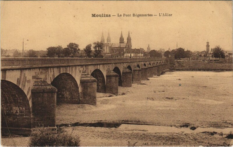Carte postale ancienne Moulins Pont Regemortes à Moulins