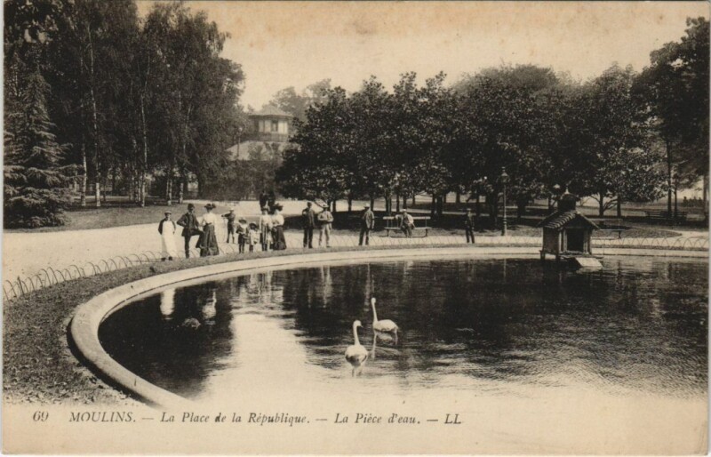 Carte postale ancienne Moulins Place de la Republique ,La Piece d'eau à Moulins