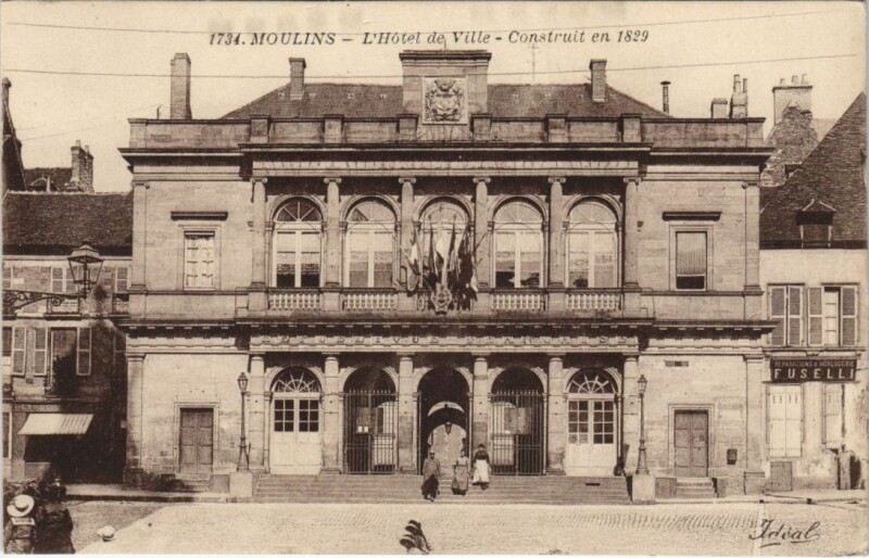 Carte postale ancienne Moulins Hotel de Ville à Moulins