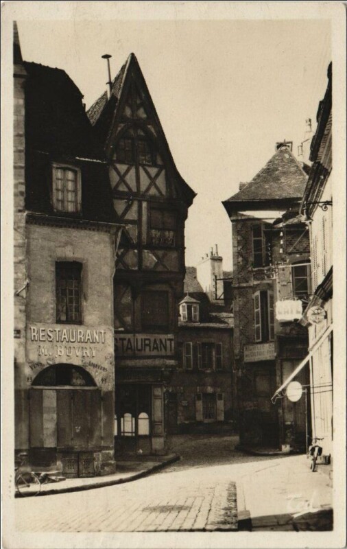 Carte postale ancienne Moulins Vieilles Maisons Bourbonnaises à Moulins