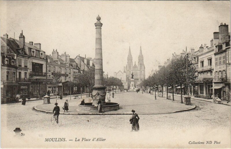 Carte postale ancienne Moulins Place d'Allier à Moulins