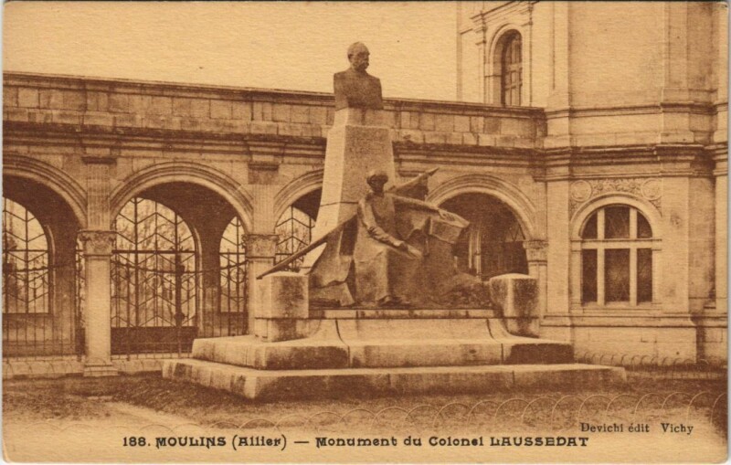 Carte postale ancienne Moulins Monument du Colonel Laussedat à Moulins