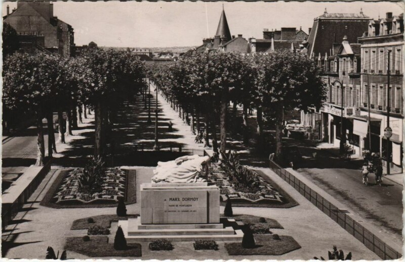 Carte postale ancienne Montlucon Statue et l'Ave nue Marx Dormoy