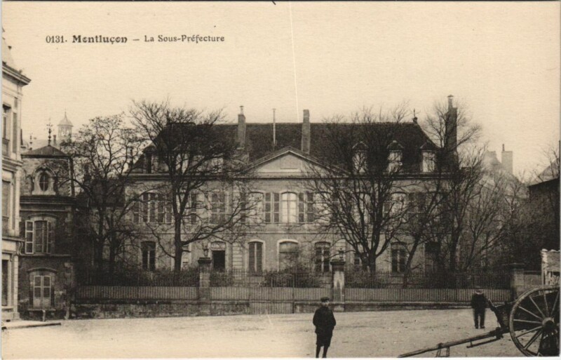 Carte postale ancienne Montlucon Le Sous Prefecture