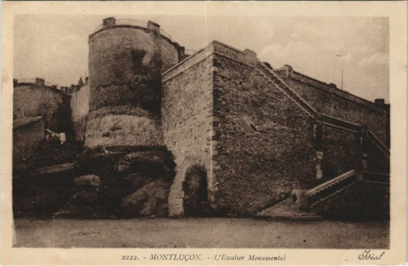 Carte postale ancienne Montlucon Escalier Monumental