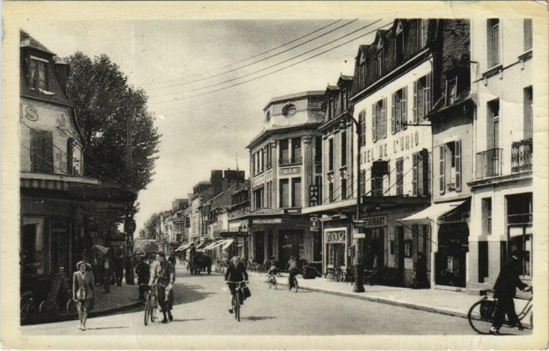 Carte postale ancienne Montlucon Rue de la Republique