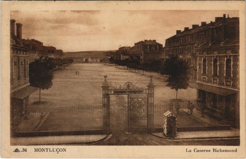 Carte postale ancienne Montlucon La Caserne Richemond