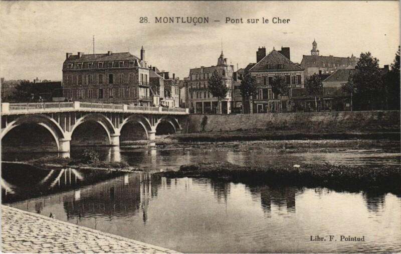Carte postale ancienne Montlucon Pont sur le Cher
