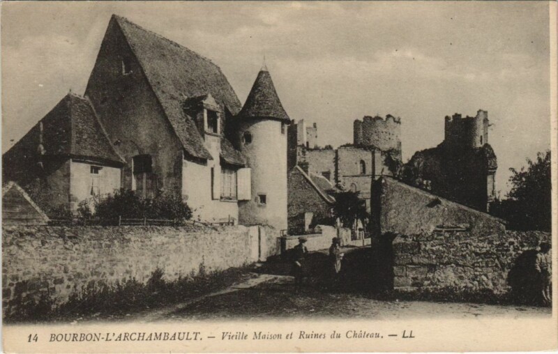 Carte postale ancienne Bourbon-l'Archambault Vieille Maison et Ruine du Chateau à Bourbon-l'Archambault