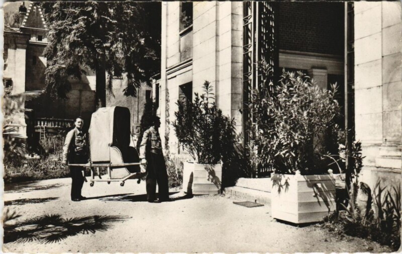 Carte postale ancienne Bourbon-l'Archambault Porteurs de l'Etabliseement Thermal à Bourbon-l'Archambault